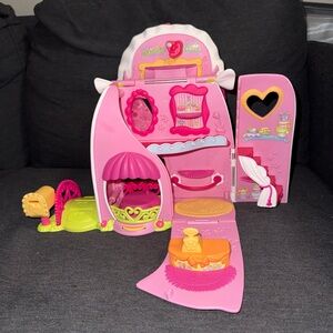 My Little Pony G3 Ponyville Fancy Fashion Boutique 2006
Hasbro